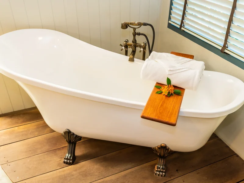 beautiful-luxury-elegance-white-bathtub-decoration-interior-bathroom-spa-relax