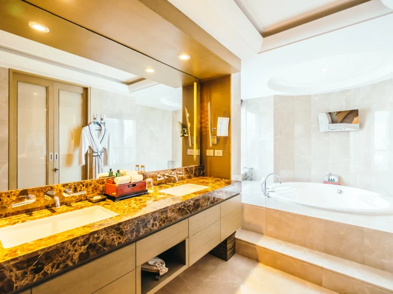 modern-bathroom-with-big-mirror
