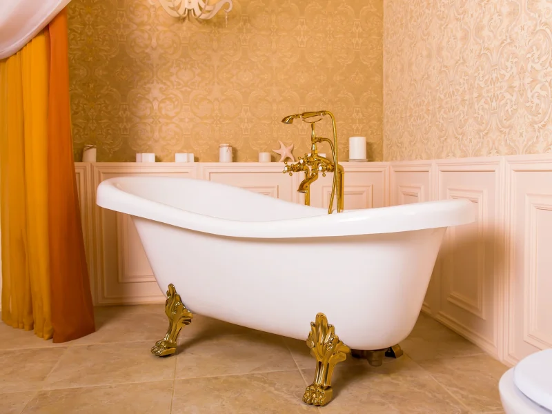 rich-bath-with-roll-tops-form-animal-paws-gold-faucet-bathroom-luxury-sanitary-equipment